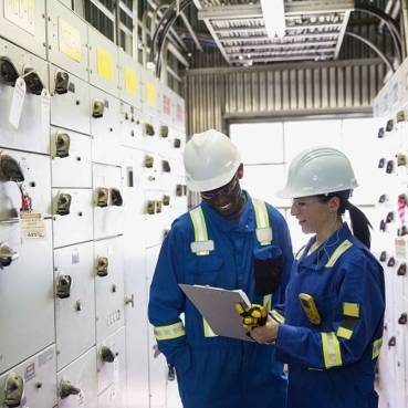 Low-voltage Motor Control Center Upgrades Schneider Electric Motor control center (MCC) structures and internal bus work typically have a long life, so why upgrade the entire motor control center when problems arise?