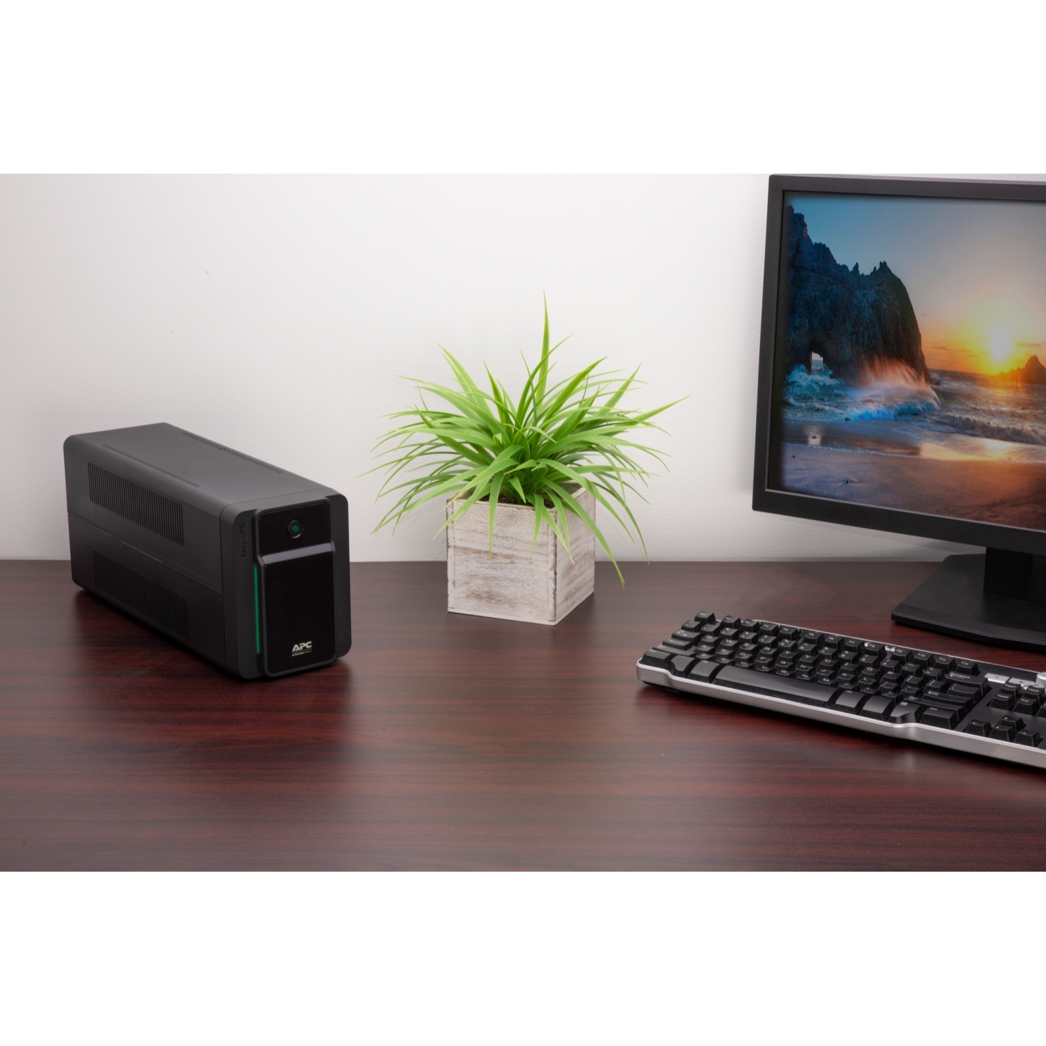 BVX900LIMS APC Easy UPS, 900VA, Tower, 230V, 2 Universal + 1 IEC C13