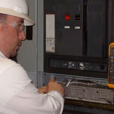 Preventive Maintenance and Testing Schneider Electric A preventive maintenance program reduces the risk of down time up to 66% (IEEE). Our national network of qualified field service personnel has the expertise to work on any manufacturer’s equipment.