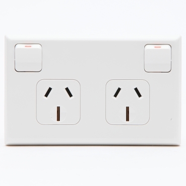 600 Series, Switched Socket, 15A Horizontal 250V