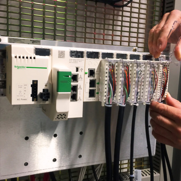 EcoFit™ Replacement for PLCs Schneider Electric Ecofit™ Replacement service for PLCs can upgrade your older PLCs with modern technology. You can benefit from new features, extended support, and reduce the risk of unplanned downtime.