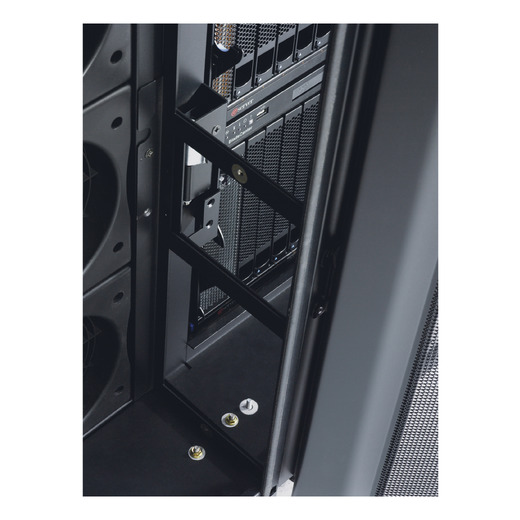 InRow SC System 1 InRow SC, 1 NetShelter SX Rack 600mm, and Rear Containment