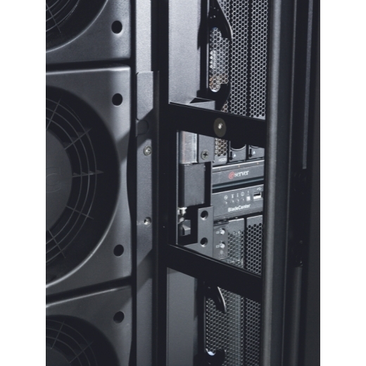 InRow SC System 1 InRow SC, 1 NetShelter SX Rack 600mm, and Rear Containment