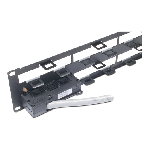 Pannello 2U distribuzione dati, ciascuno contenente 8 cavi di distribuzione dati per un totale di 48 porte