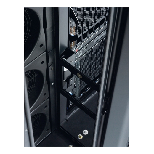 InRow SC System 1 InRow SC, 1 NetShelter SX Rack 600mm, and Rear Containment