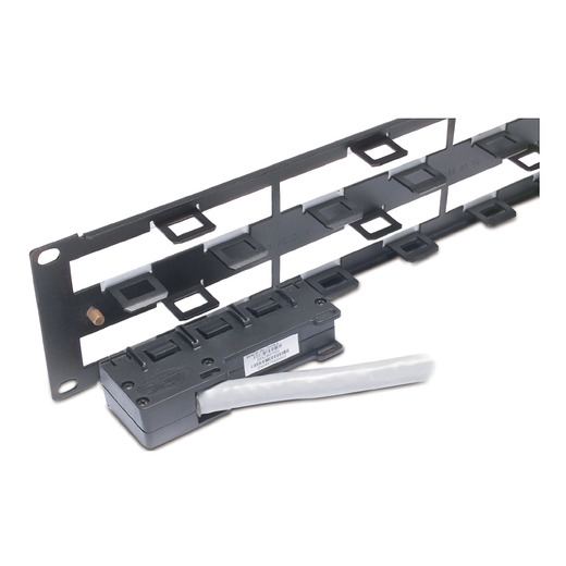 Pannello 2U distribuzione dati, ciascuno contenente 8 cavi di distribuzione dati per un totale di 48 porte