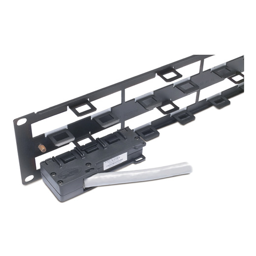 Pannello 2U distribuzione dati, ciascuno contenente 8 cavi di distribuzione dati per un totale di 48 porte